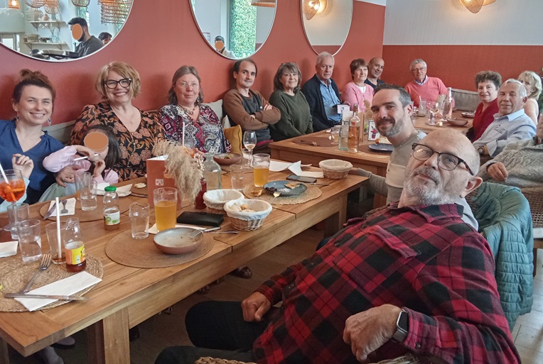 Photo de groupe au restaurant