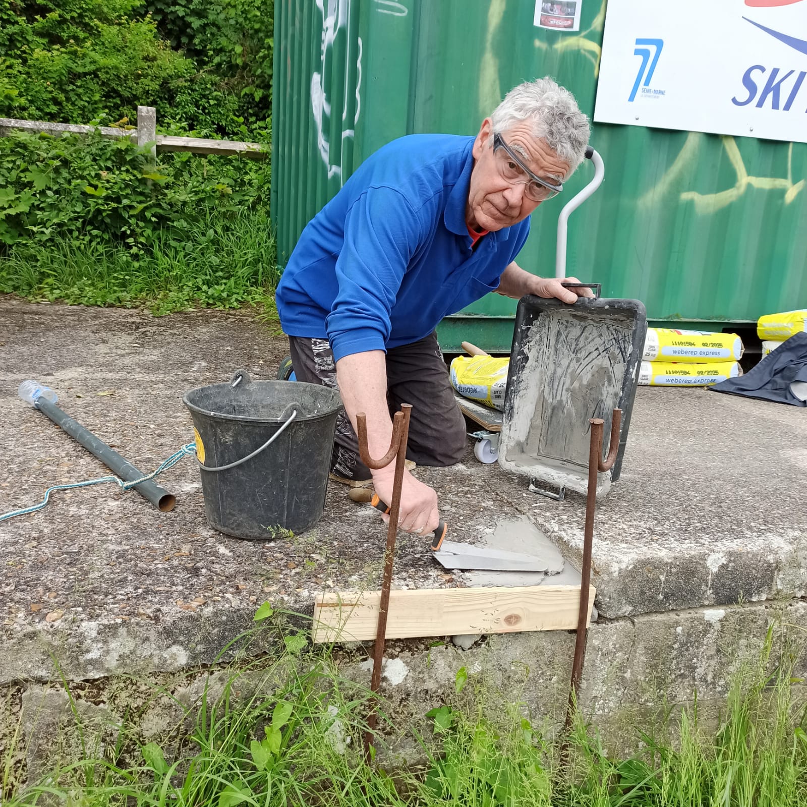 Photo de Yann cimentant le ponton