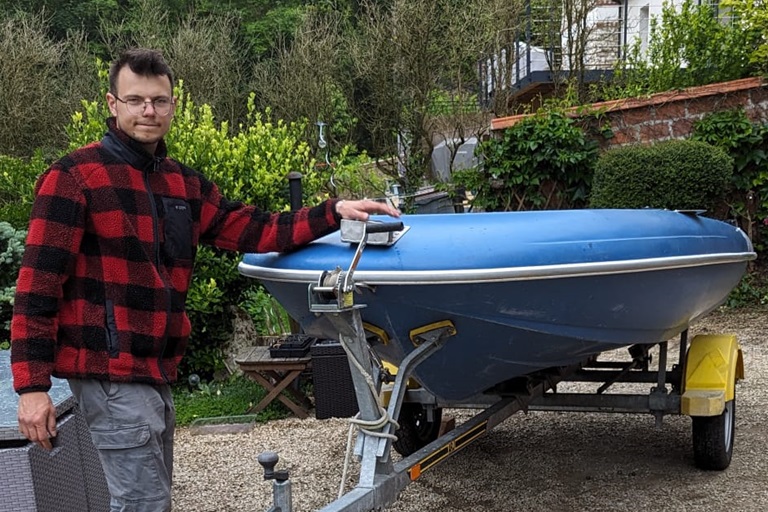 Photo de Jérémy changeant l essieu de la barque